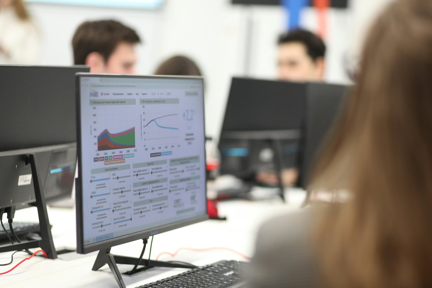 Monitor komputer menampilkan grafik dan analisis data di kantor.